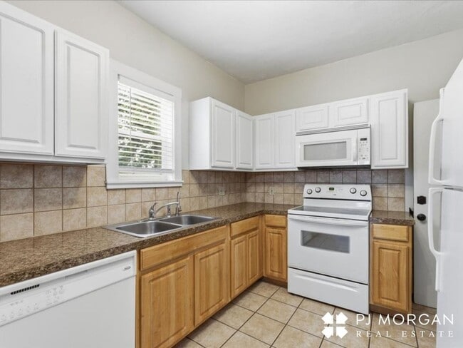 Building Photo - 5022I