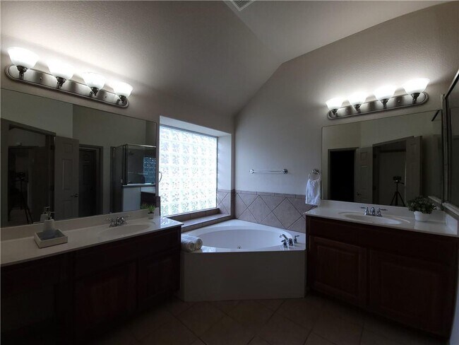 Building Photo - 10028 Lisi Anne Dr