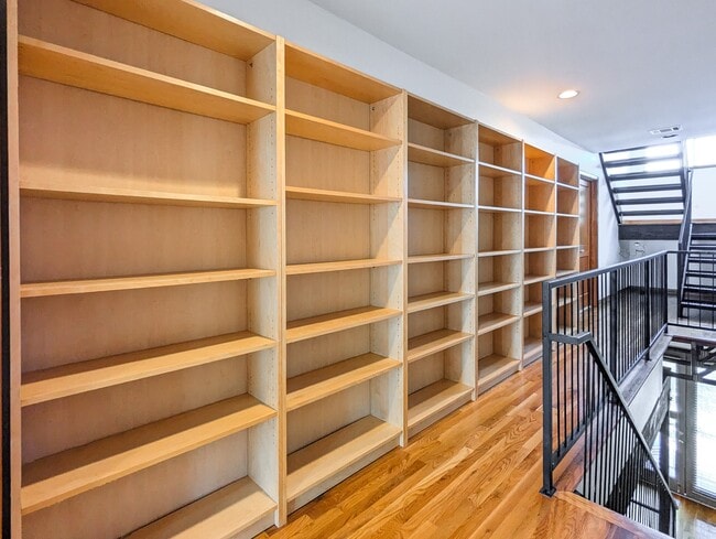 Building Photo - 444 Oxford St