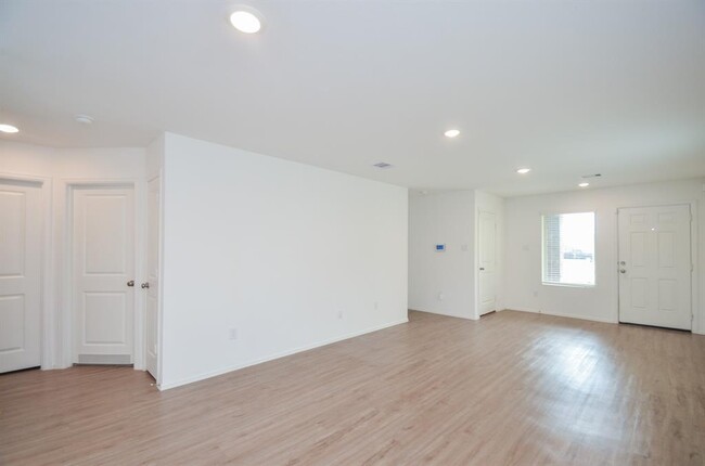 Building Photo - 4127 Saltillo Lakes Dr
