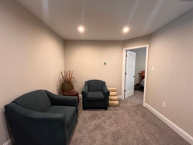 Building Photo - 4 Bedroom, 3.5 Bathroom Townhouse