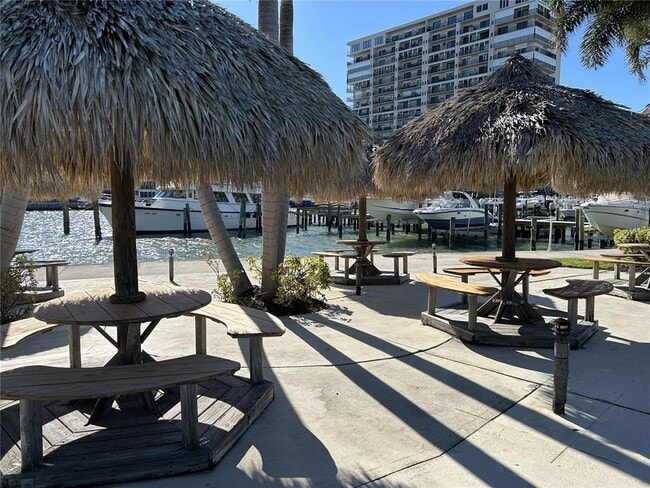 Building Photo - 7625 Sun Island Dr S