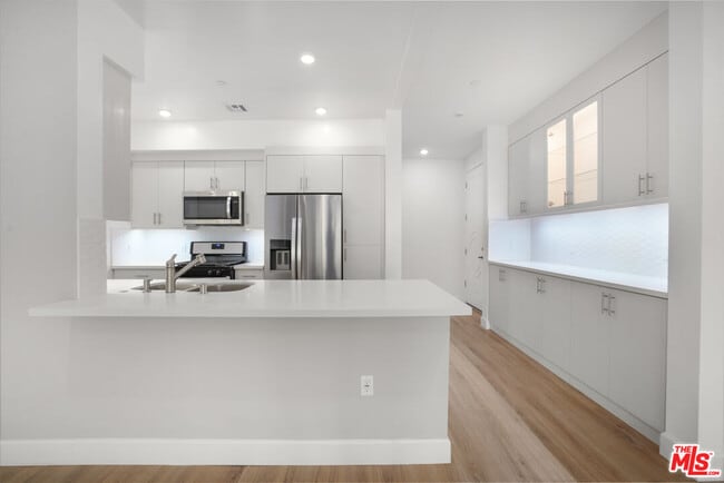 Building Photo - 1832 S Barrington Ave