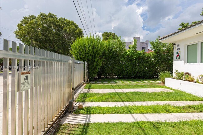 Building Photo - 523 NE 68th St