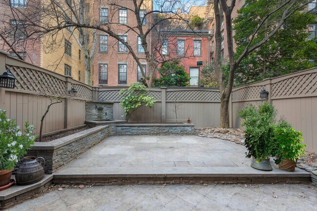 Building Photo - 115 W 11th St