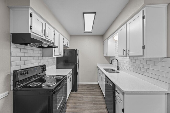 Building Photo - Our Renovated 2 Bedroom, 1 Bath is Waiting for You to Come Home in Waxahachie!