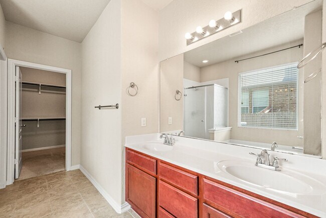 Building Photo - New Braunfels Beauty with plenty of SPACE!