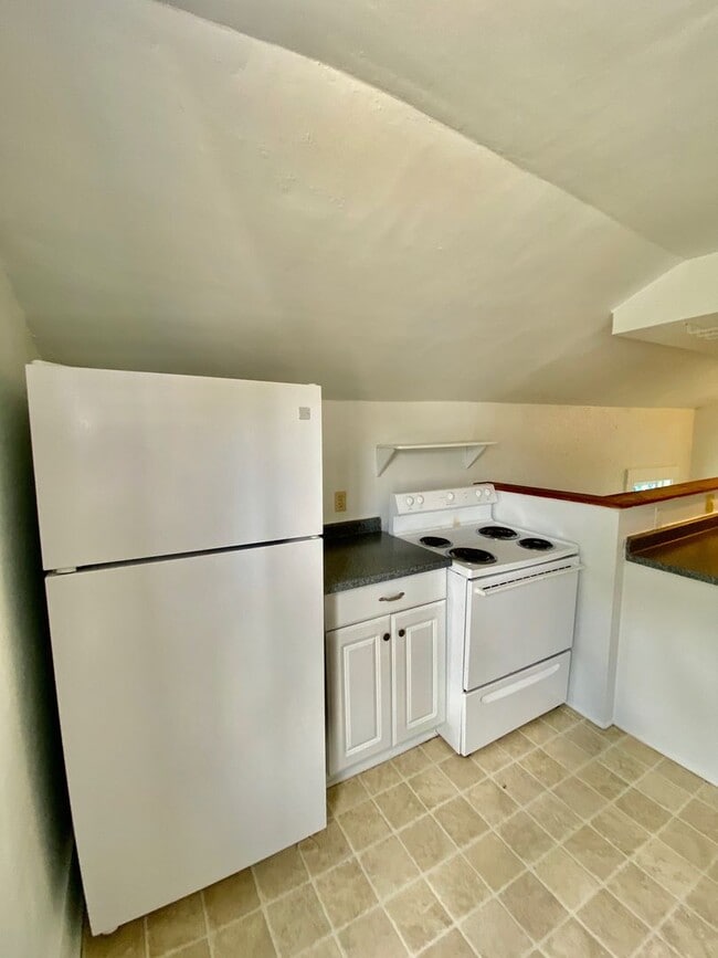 Building Photo - 211O