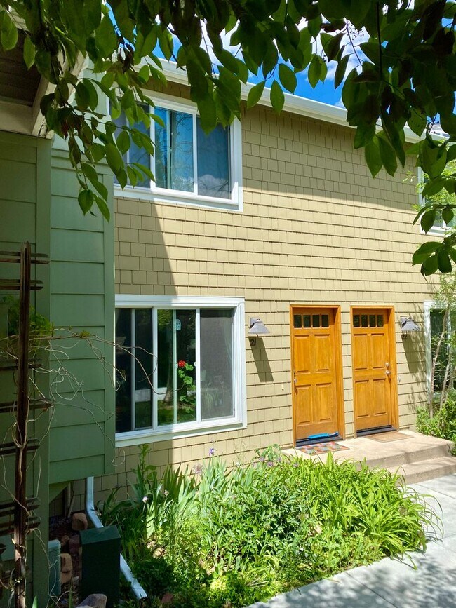 Building Photo - Charming North Boulder 3 Bedroom Townhouse