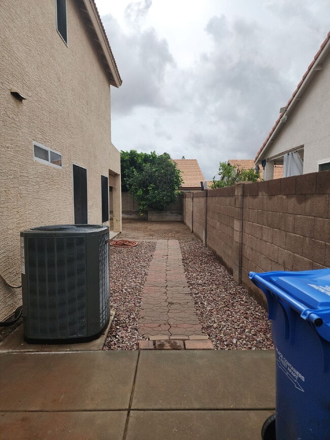 Building Photo - "Spacious 4-Bedroom Glendale Gem with Granite Elegance - 2018 Sq Ft of Comfort!"