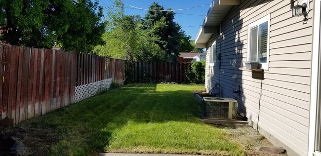 Building Photo - 3 bedroom, 1 bath rance style home on corner lot.