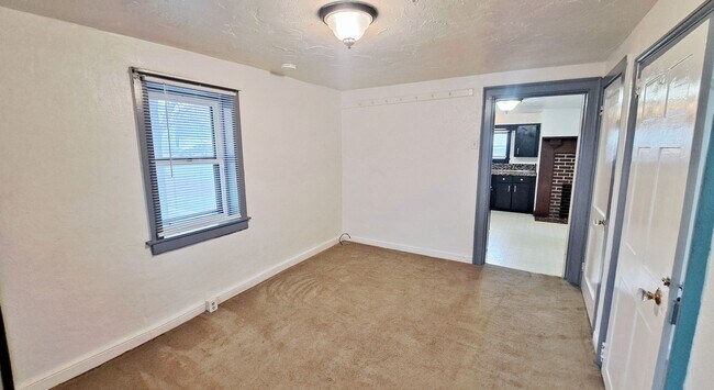 Building Photo - 104 W King St