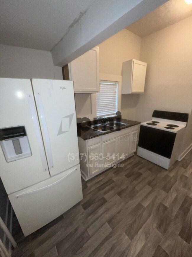 Building Photo - 2422 E Adams St