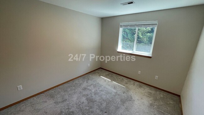 Building Photo - Spacious 3 BD | 2.5 BA Duplex - Beaverton/...