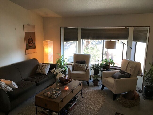 Building Photo - ***$1,000 Off First Month's Rent*** Charming Split Level in NE Bend - HUGE Yard!