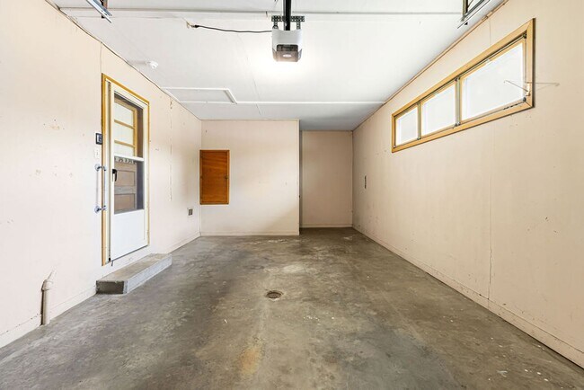 Building Photo - Remodeled 3-bedroom, 1-bath ranch with Attached Garage & Full Basement