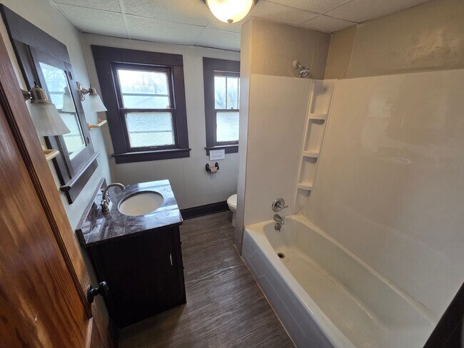 Building Photo - Spacious 4 bedroom house in Pomeroy