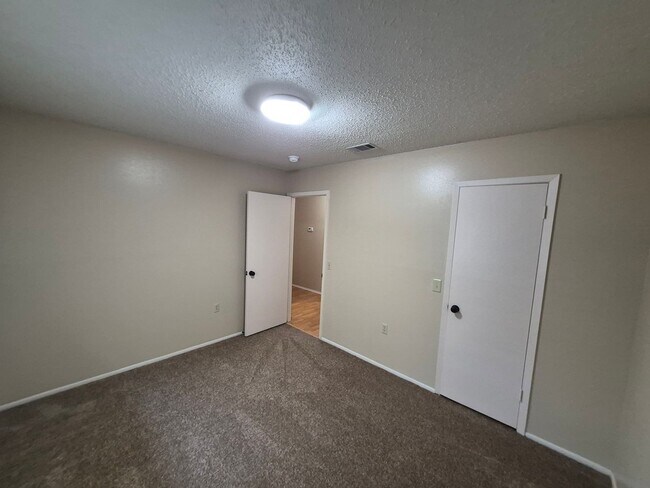 Building Photo - 120 Friendswood Path