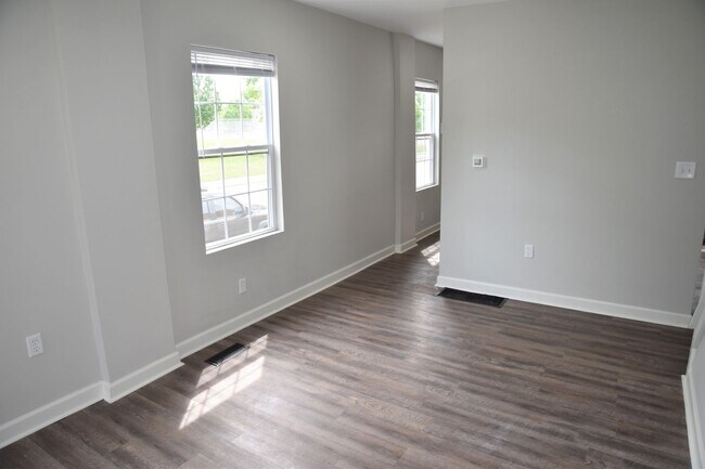 Building Photo - 565-567 E Deshler Avenue