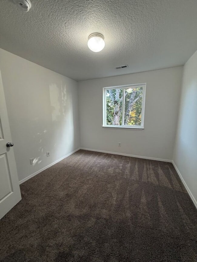 Building Photo - 3 Bedroom 2.5 Bath Forest Grove OR