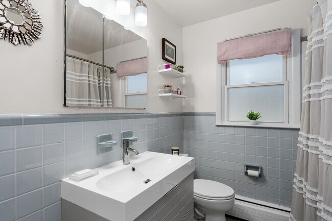 Building Photo - 17 Bruin Dr