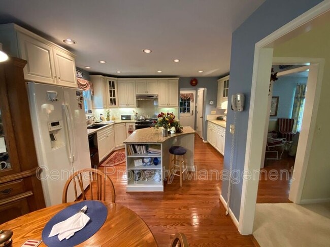 Building Photo - 4724 Coach Hill Dr