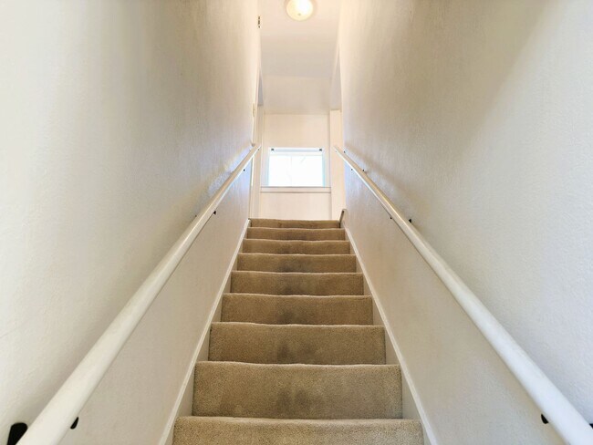 Building Photo - 402 Ormsby Ln