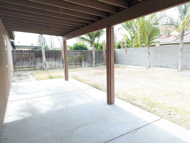 Building Photo - Comfortable Home in East Bakersfield