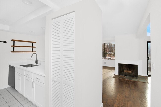 Building Photo - 2 Bedroom Plus Bonus Room in the Heart of Bellevue