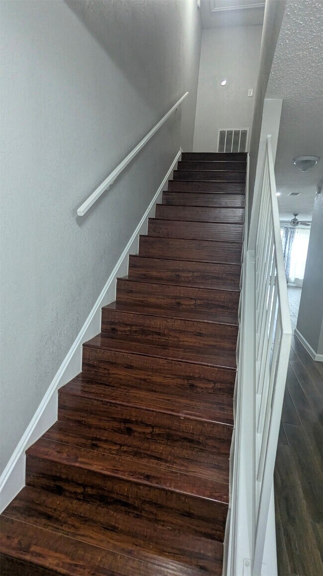 Building Photo - 2112 Greenbriar Colony Dr