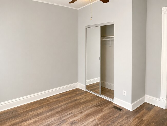 Building Photo - Lower 2 Bedroom Duplex Great Location!