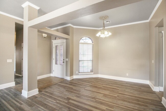 Building Photo - Great 4 Bed, 2 Bath, in Gated Community / ...