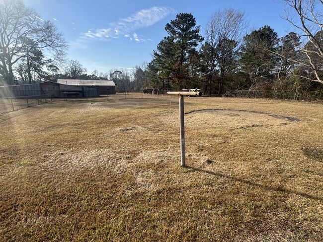 Building Photo - 123 Lake Dr