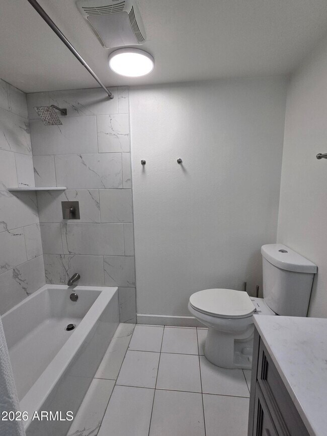 Building Photo - 1011 E Ash Dr