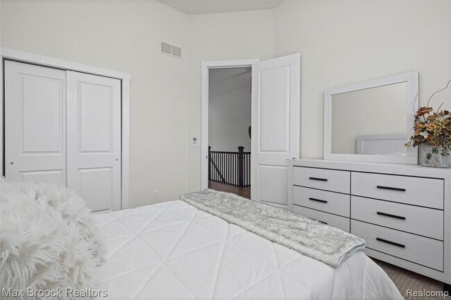 Building Photo - 5636 Suffolk Ct