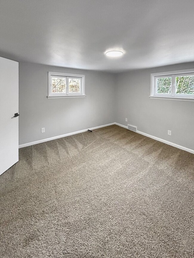 Building Photo - Welcome to this newly remodeled gem located in the heart of Collier, PA.