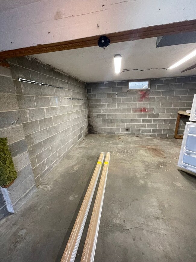 Building Photo - Newly updated! 3 bedroom, 2 bath home located near Skyview Lake! More updated photos to come!