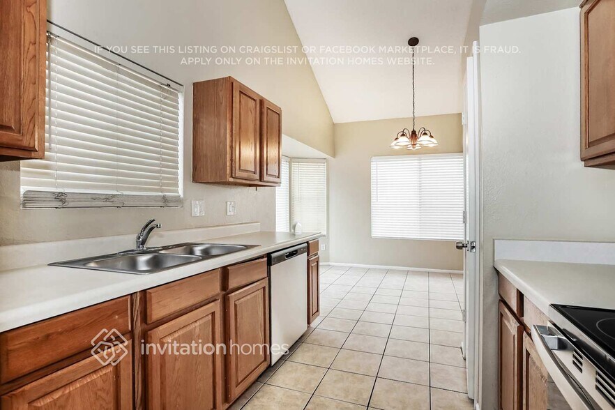 Building Photo - 822 E Gila Ln