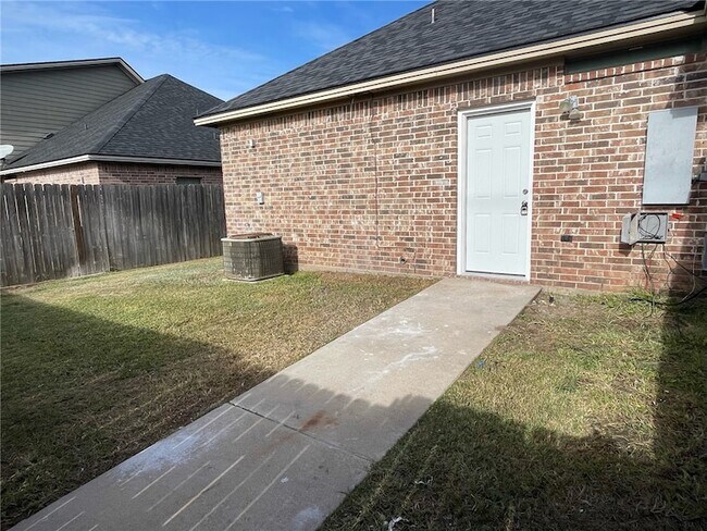 Building Photo - 3838 Oldenburg Ln