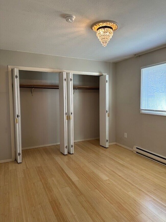 Building Photo - 2BED, 1BATH IN JEWEL LAKE AREA |LAUNDRY IN UNIT!!!