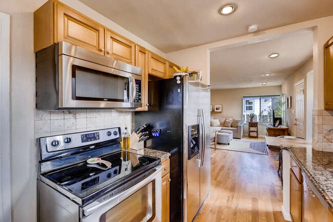 Building Photo - 1370 Xanthia St