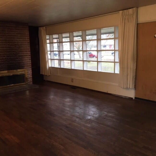 Building Photo - 3+ Bdrm in Quiet Neighborhood w/Lots of Natural Light