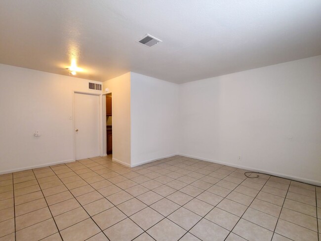 Building Photo - Cozy 1-bedroom / 1-bathroom Apartment Available for Lease in Yuma, AZ!