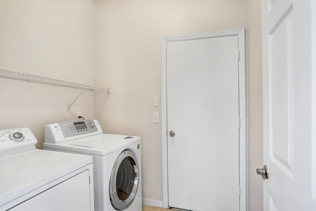 Building Photo - 15451 Martinmeadow Dr