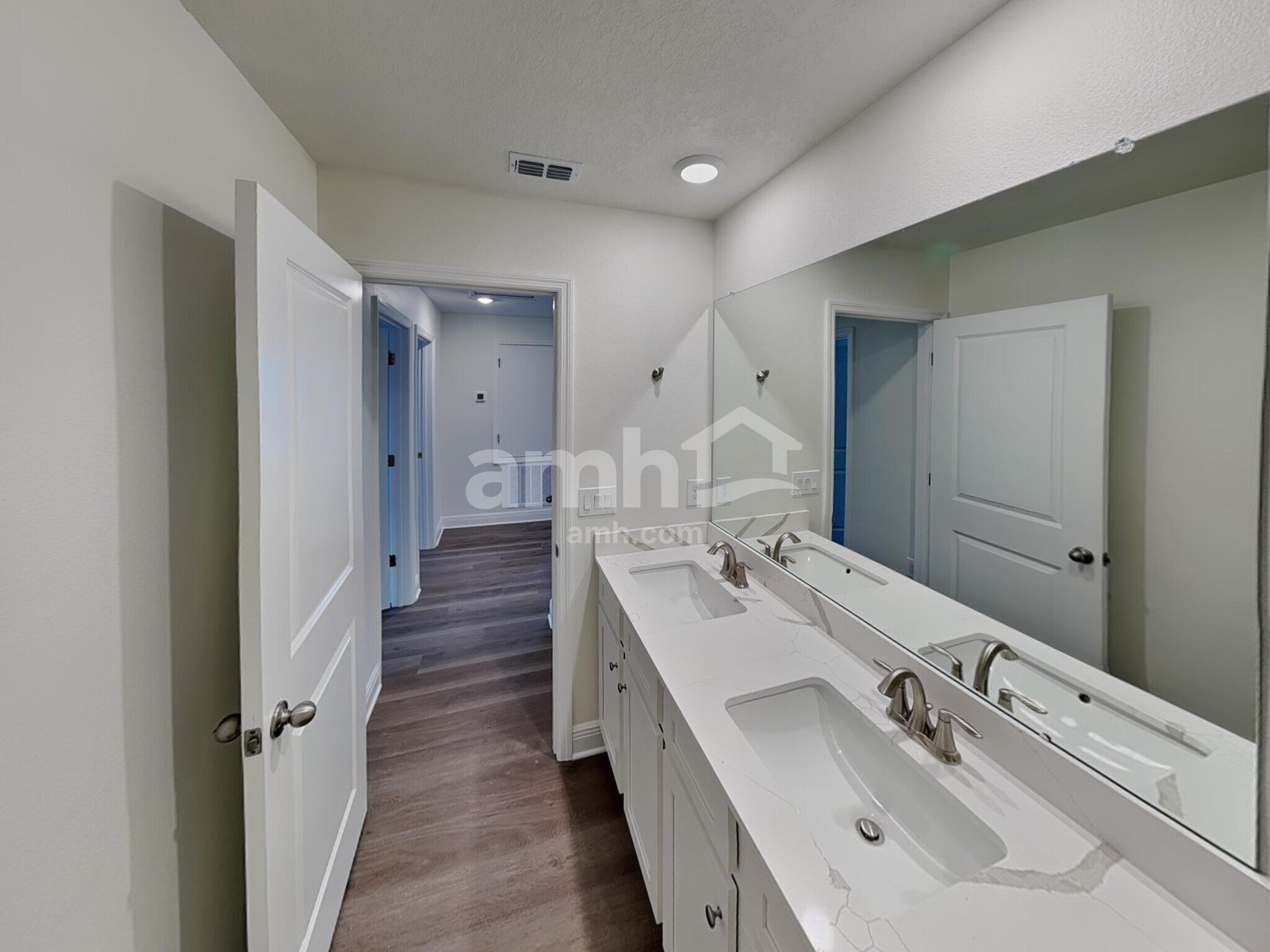 Building Photo - 5944 Pinewood Ests Dr