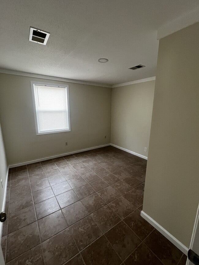 Building Photo - 551 N Lee Ave