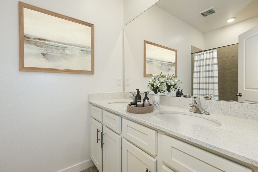 Building Photo - 1426 TRISTAR Dr