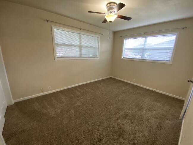 Building Photo - Spacious 3/2!