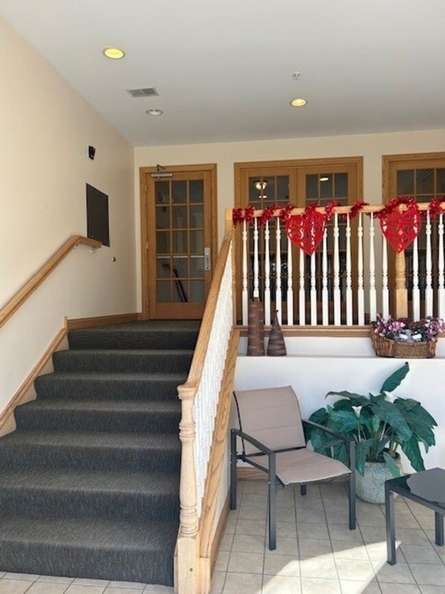 Building Photo - 2 Bedroom Harbor Park Condo - Just Blocks From the Lake