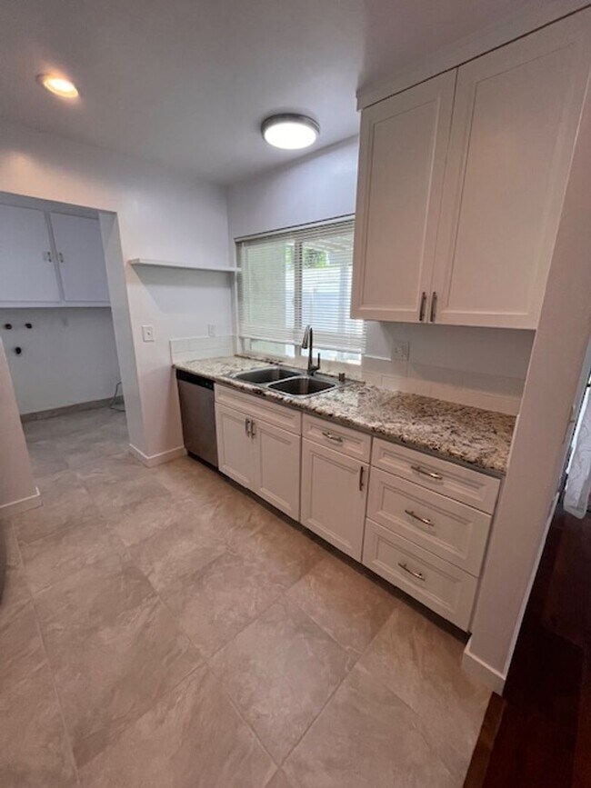 Building Photo - 3 bed 1.5 bath 2 story condo in Park Place...